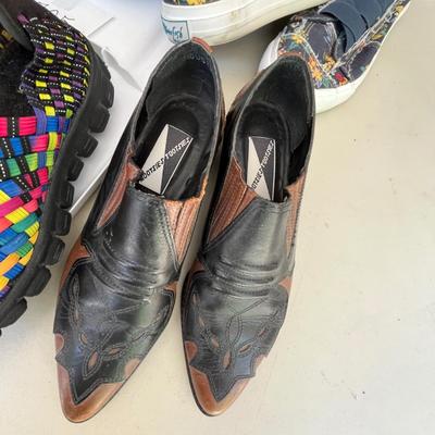 Big lot of laides shoes.
