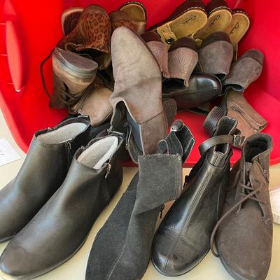 Tub of ladies shoes & boots