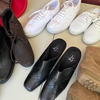 Tub of ladies shoes & boots