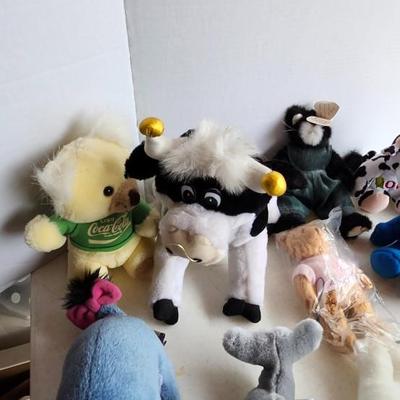 Stuffed animals / plushies lot including Sea World Plush