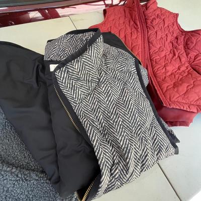 Tote of jackets / Vests