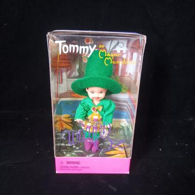 NIB 1999 THE WIZARD OF OZ "TOMMY" MAYOR MUNCHKIN