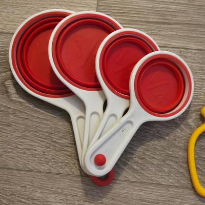 Kitchen Utensils & Collapsible Measuring Cups