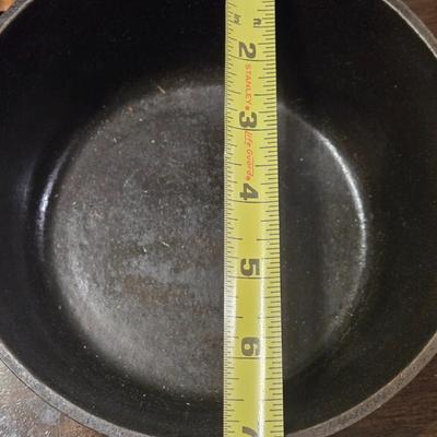 2qt. Cast Iron Pot with Lid