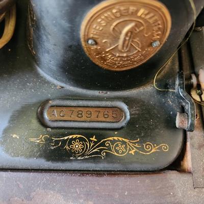 Vintage Singer Sewing Machine with Case