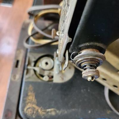 Vintage Singer Sewing Machine with Case
