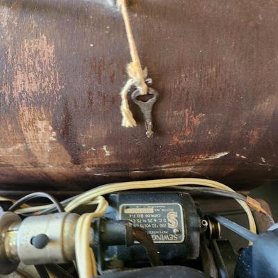 Vintage Singer Sewing Machine with Case