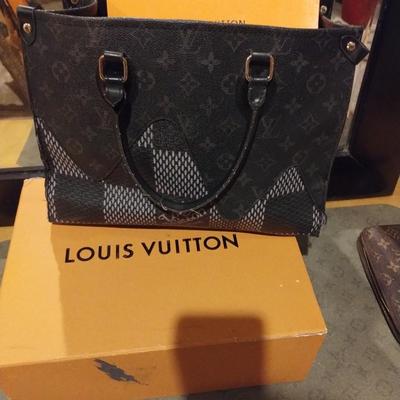 Louis Vuitton purse with box