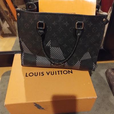Louis Vuitton purse with box