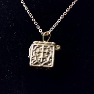 Gold box that's opens necklace