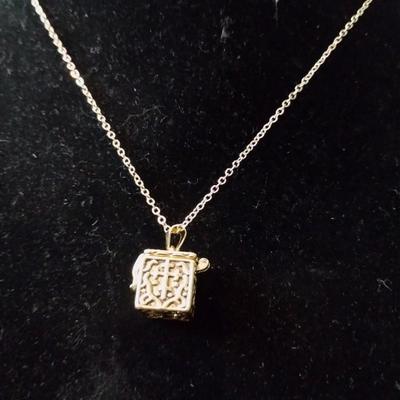 Gold box that's opens necklace