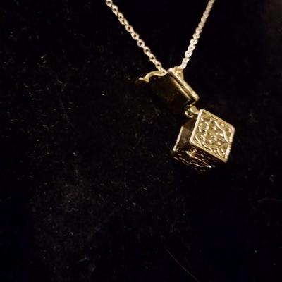 Gold box that's opens necklace