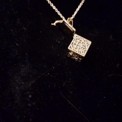Gold box that's opens necklace