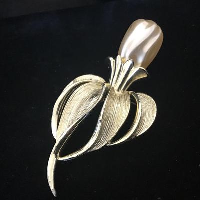 Large Sarah Coventry Brooch
