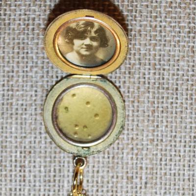 Vintage Flower Engraved Locket ¾" Diam. on a Gold Tone Necklace Chain 18" L