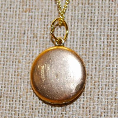 Vintage Flower Engraved Locket ¾" Diam. on a Gold Tone Necklace Chain 18" L