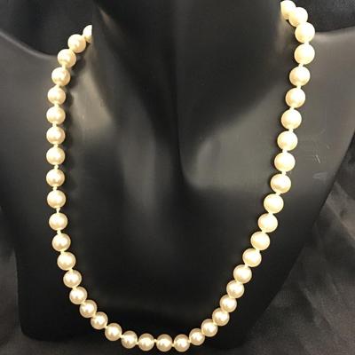 pretty cream light vintage Pearl necklace