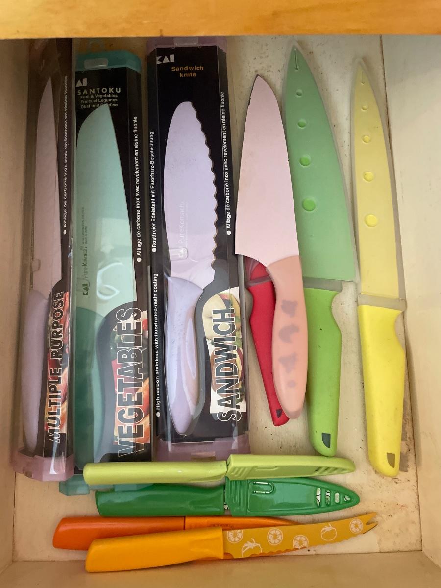 Fun color knives | EstateSales.org