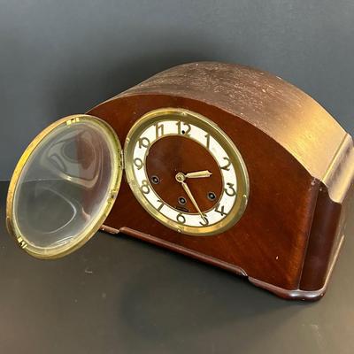 LOT 4: Seth Thomas Art Deco 8-Day Quarter Hour Westinster Chime Key Wound Shelf Clock