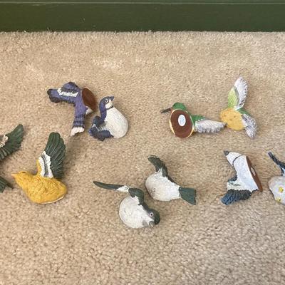 LOT 89: Decorative Collection - Floral Tray, Wall Hangings, Bird Magnets and More
