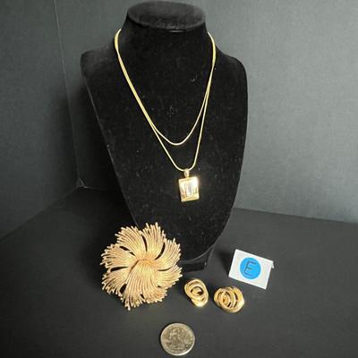 Gold Tone Jewelry Set