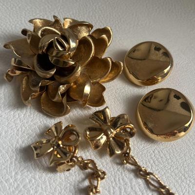 Gold Tone Jewelry Set - Clip on Earrings and Broach