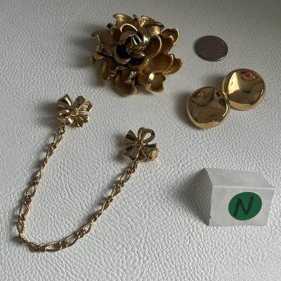 Gold Tone Jewelry Set - Clip on Earrings and Broach