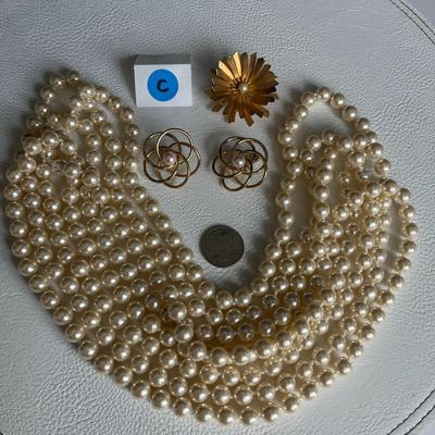 Beautiful Pearl Necklace and Clip-on Earring Set + Pin!