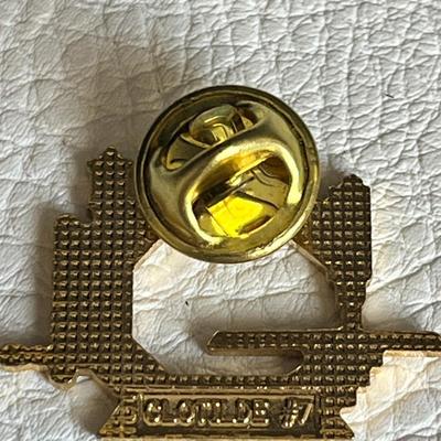 Beautiful Gold-Tone Sewing Pin and Scissor Set! 