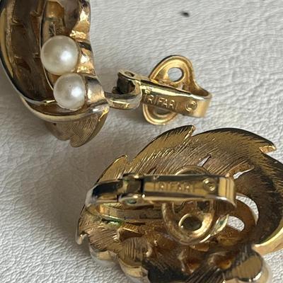 Beautiful Gold-Tone Jewelry Set! Clip-on Earrings and Two Broaches