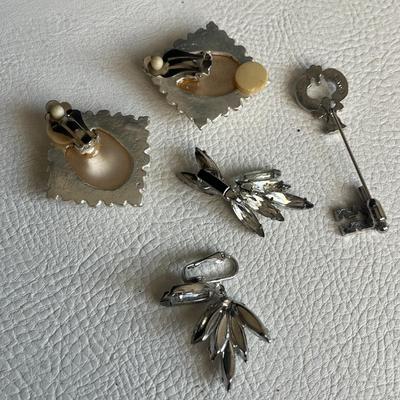 Gorgeous Silver-Tone Set of 4 Clip-on Earrings and Key Pin
