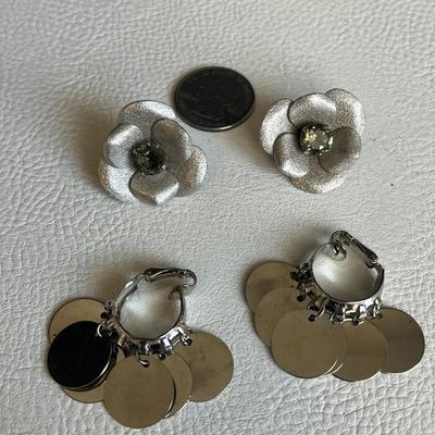 Gorgeous Silver-Tone Set of 4 Clip-on Earrings and Key Pin