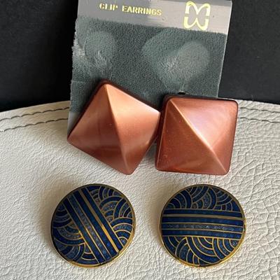 4-Piece Clip-on Earrings!