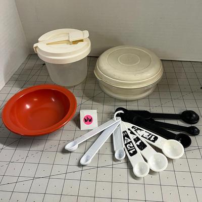 Kitchen Bowl, Containers and Measuring Spoons
