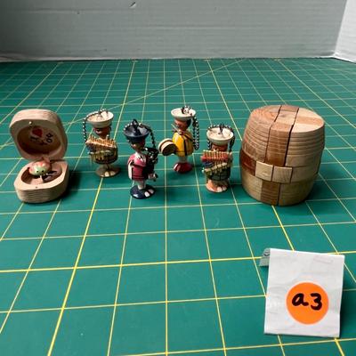 Various Wooden Souvenir Toys and Figurines/Keychains