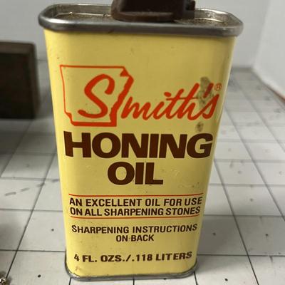 Knife Sharpening Stones and Honing Oil