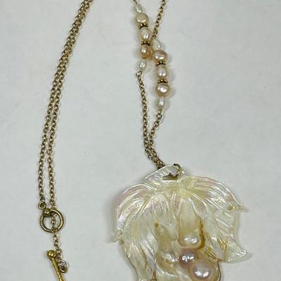 Vintage Shell Pendant Necklace