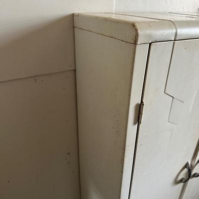 RETRO METAL CABINET WITH 4 SHELVES