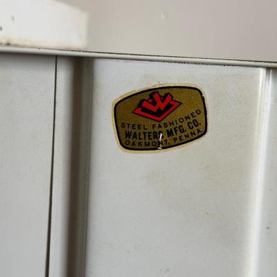 RETRO METAL CABINET WITH 4 SHELVES