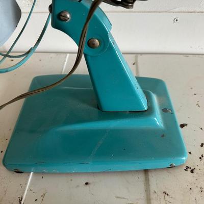 VINTAGE METAL DOMINION TABLE FAN