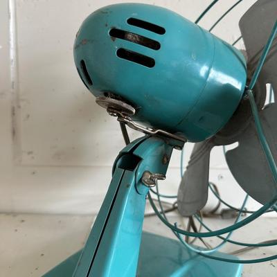 VINTAGE METAL DOMINION TABLE FAN
