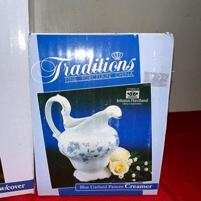 NEW TRADITIONS COFFEE POT W/CREAM & SUGAR SET BLUE GARLAND PATTERN