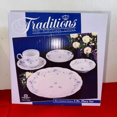 2 NEW TRADITIONS 5 PC PLACE SETTING BLUE GARLAND PATTERN