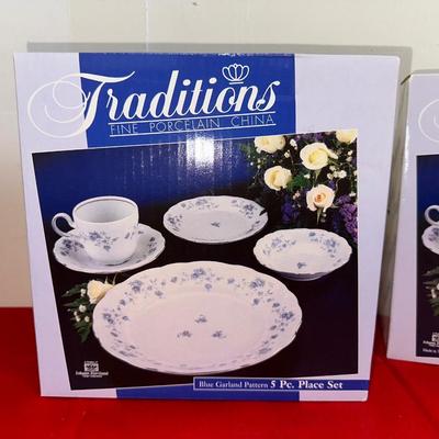 2 NEW TRADITIONS 5 PC PLACE SETTING BLUE GARLAND PATTERN