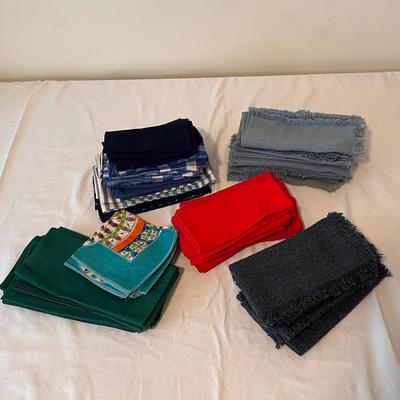 Tablecloths, Placemats, and Linens (H-DZ)
