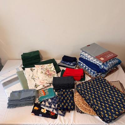 Tablecloths, Placemats, and Linens (H-DZ)