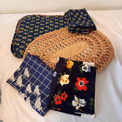 Tablecloths, Placemats, and Linens (H-DZ)