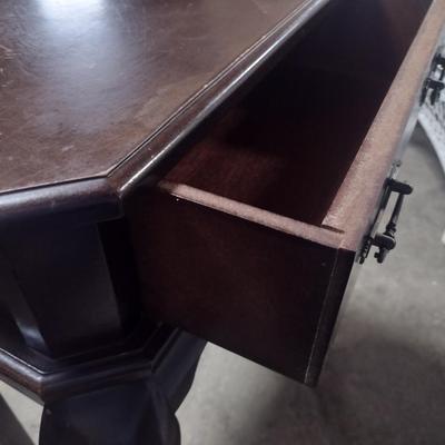 Mahogany Finish Queen Anne Design Accent Table