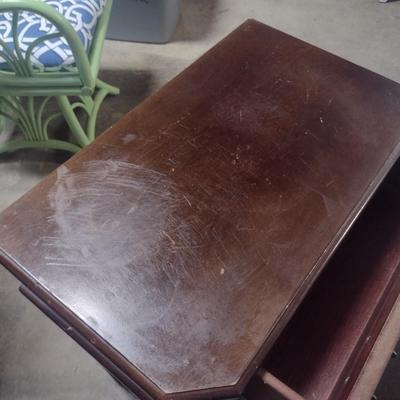 Mahogany Finish Queen Anne Design Accent Table
