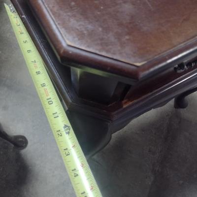 Mahogany Finish Queen Anne Design Accent Table
